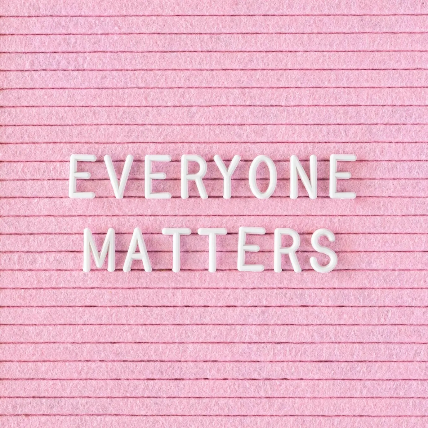 Крупный план с цитатой «Каждый важен».